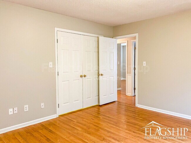 Building Photo - 3638 Highland Dr