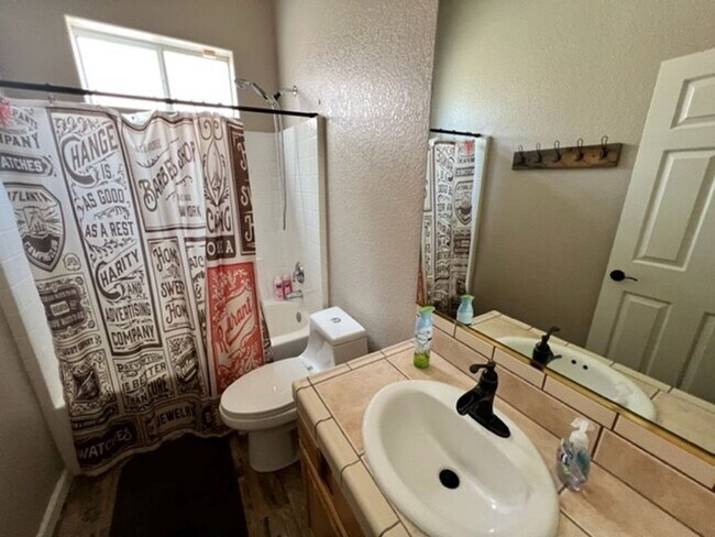 Building Photo - 3 BR LUXE Home-Walk to Colorado River, Golf & near Rotary Park.