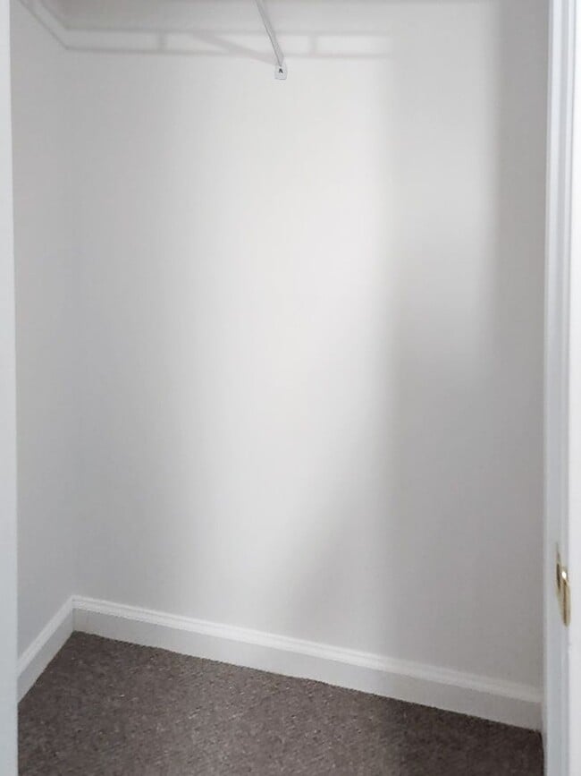 Building Photo - 1 bed, 1 bath independent senior living (55+ years of age) heat, hot water, & electricity include...