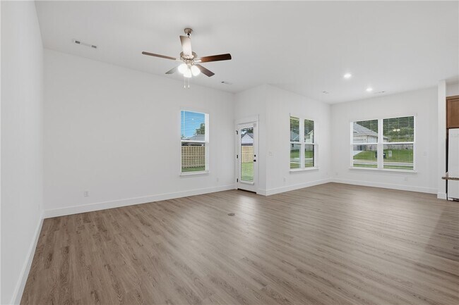 Building Photo - 5127 Vista Ave
