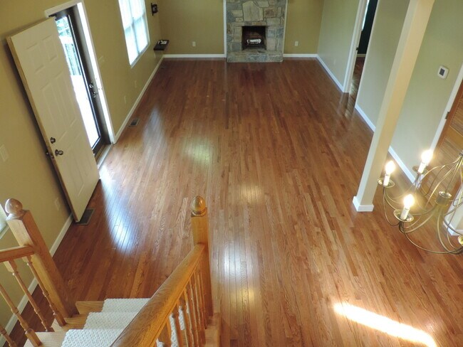Building Photo - 404 Wintergreen Dr