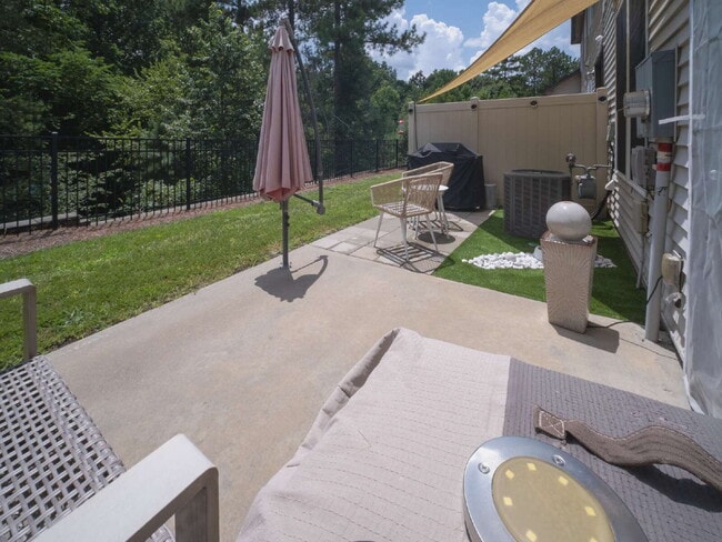 Building Photo - "Exquisite  2-Bed Townhouse with 2.5 Baths in Prime Charlotte Location – 1,531 Sq Ft of Comfort!"