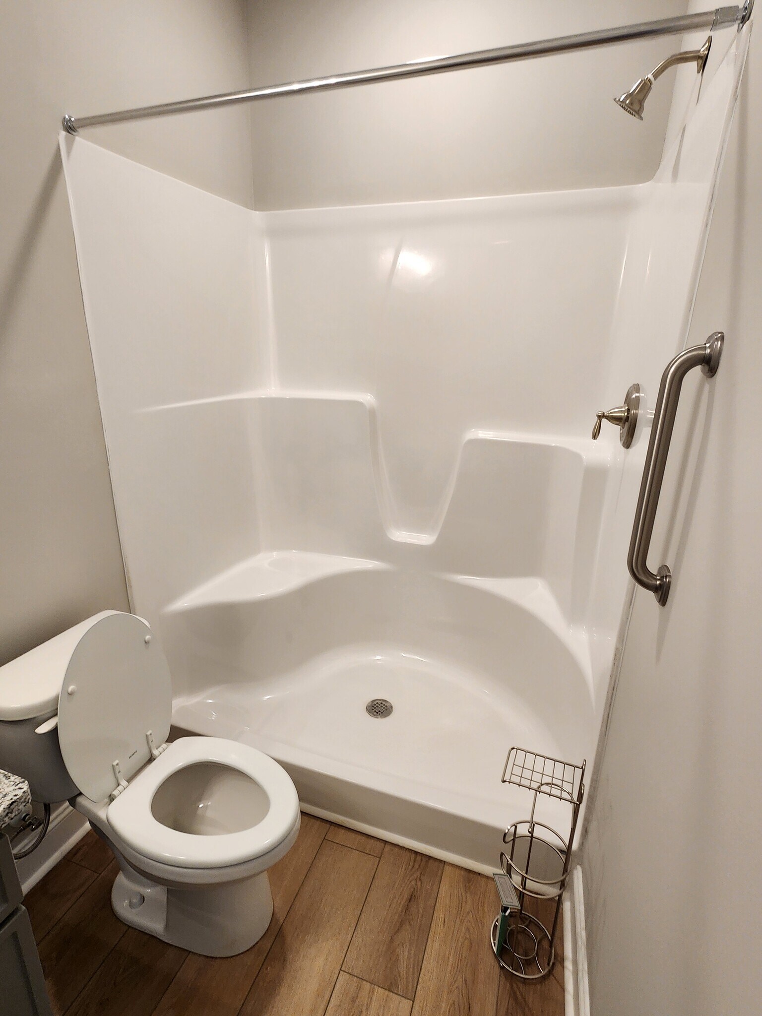 Guest Bathroom - 3918 Gloucester Dr
