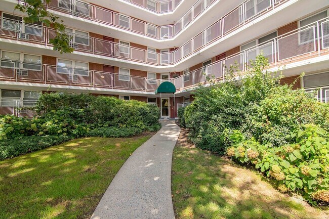 Building Photo - 91 Strawberry Hill Ave