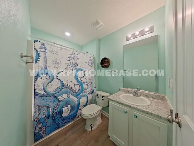 Building Photo - Spacious 5-Bedroom Home with Flexible Livi...