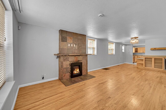 Building Photo - $2,095.00 - 3 Bedrooms, 1.5 Bathroom, Town...