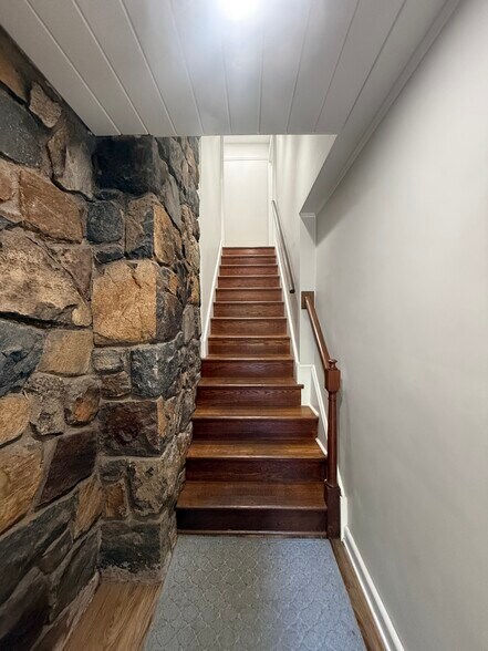 Building Photo - 8 E Woodbound Dr