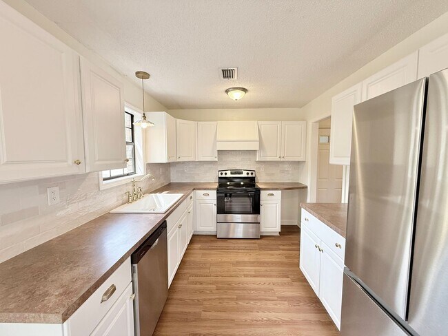 Building Photo - Spacious 3-Bed/2-Bath With Large Backyard