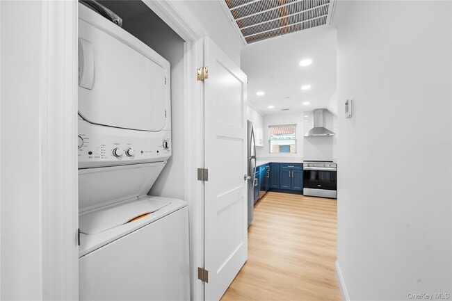 Building Photo - 584 Main St