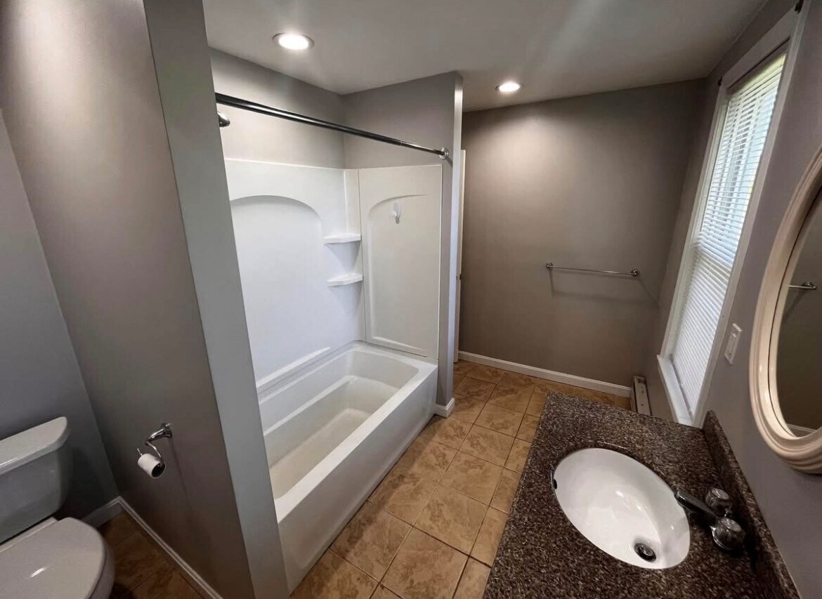 Full Bath - 120 Summit St