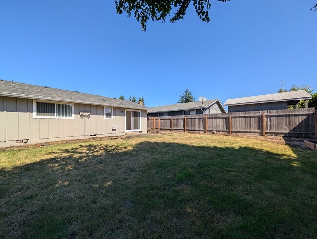 Building Photo - Newly Remodeled 2-Bedroom, 1-Bath Duplex in Thurston Area of Springfield!