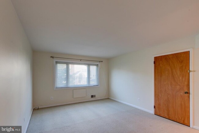 Building Photo - 926 N Edgewood St