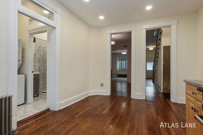 Building Photo - Professionally Managed & Recently Renovate...