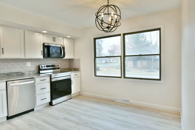 Building Photo - 460 &amp; 462 Fowler St