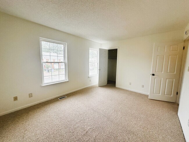 Building Photo - 5265 Settlers Park Dr