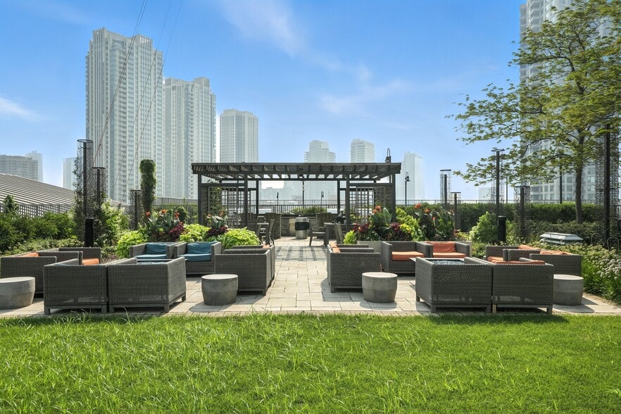 Building Photo - 504 N Kingsbury St