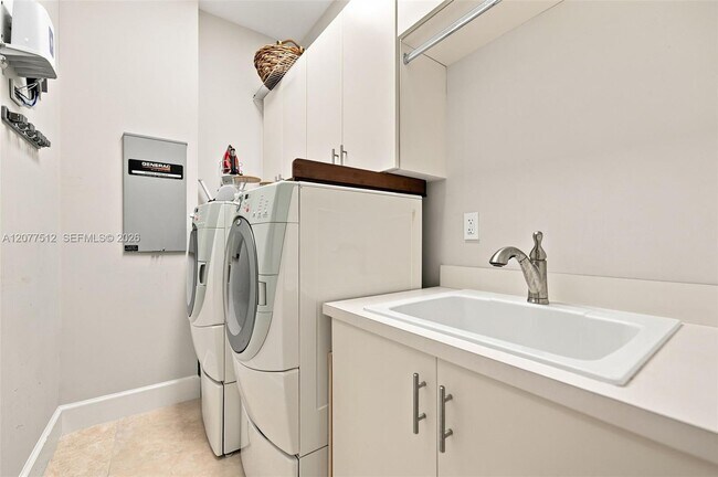 Building Photo - 7541 SW 56th Ct