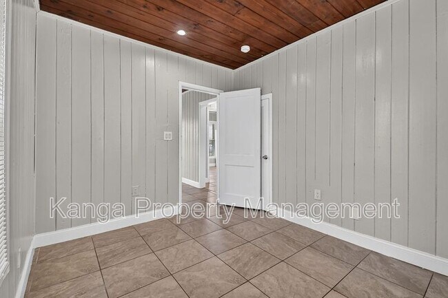 Building Photo - 887 7th St