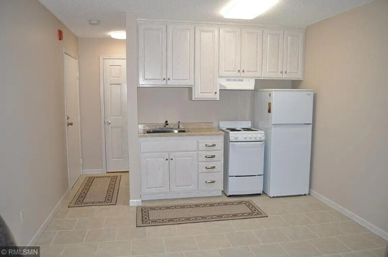 Building Photo - 1304 W Medicine Lake Dr