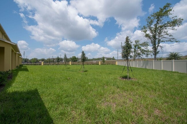 Building Photo - TOWNHOUSE 3 Bedrooms 2.5 Baths