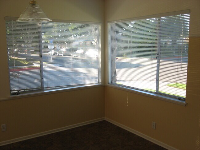 Building Photo - 1802 Oak St