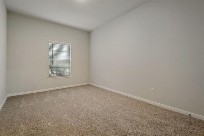 Building Photo - 15834 Berry Hl Dr