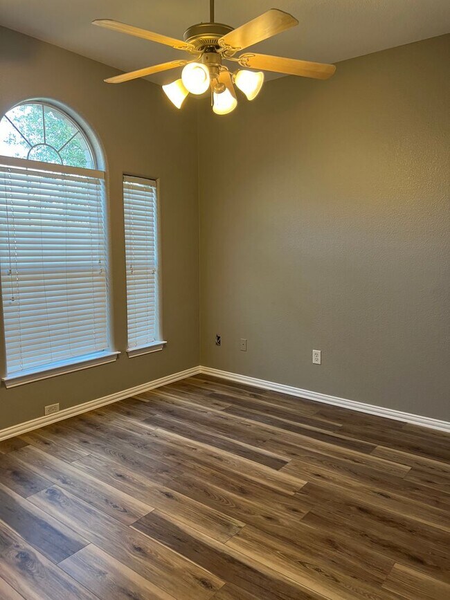 Building Photo - 521 Sweetwater Dr