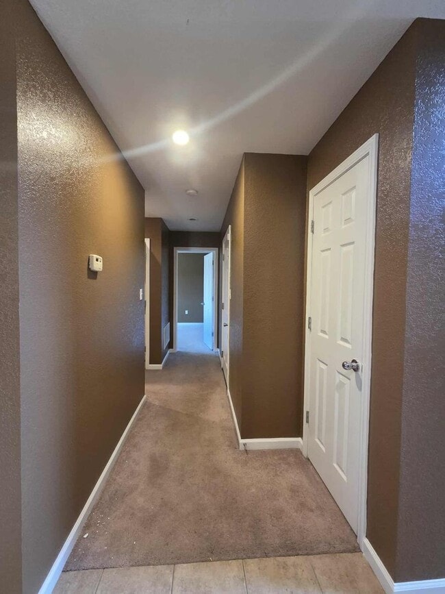 Building Photo - Beautiful Town House