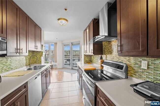 Building Photo - 600 Harbor Blvd