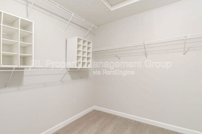 Building Photo - 5551 Ainsley Dr