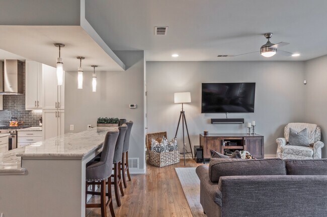 Building Photo - Stylish 2BR/2.5BA Townhome in Prime East Dallas – Attached Garage, Unbeatable Location