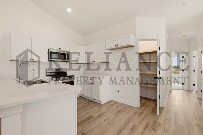 Building Photo - 5263 N Pinecrest Ct