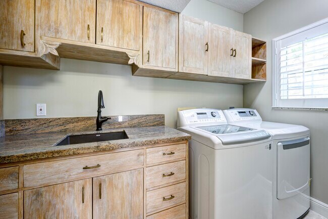 Building Photo - 17080 Crossgate Dr