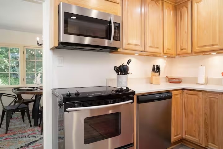 Building Photo - 1428 NE Adams St