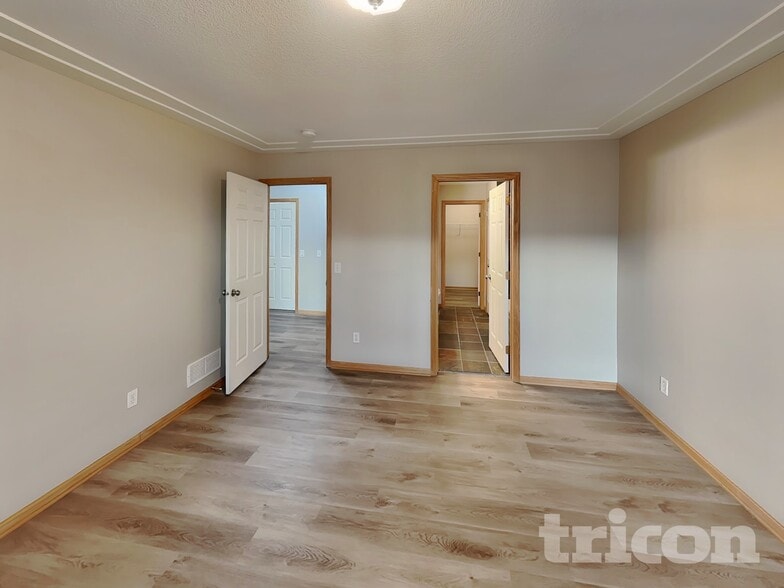 Building Photo - 7010 S Park Dr