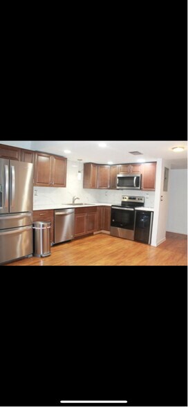 Building Photo - 2400 Forest Dr