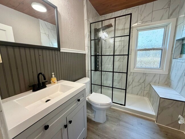 Building Photo - Centrally located 2 bedroom 1 bath house