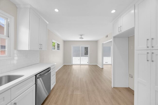 Building Photo - 3 Bedroom and 2 Bathroom Home – Close to C...
