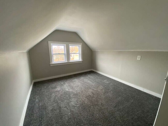 Building Photo - Spacious Single-Family Home – Great Location – Immediate Move-In!