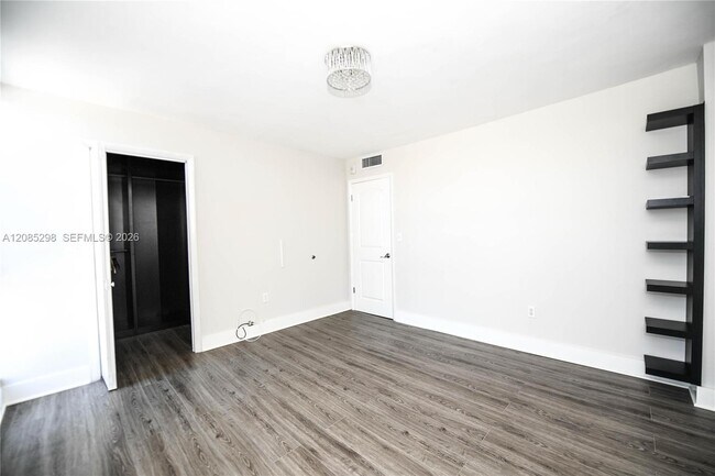 Building Photo - 8305 Crespi Blvd
