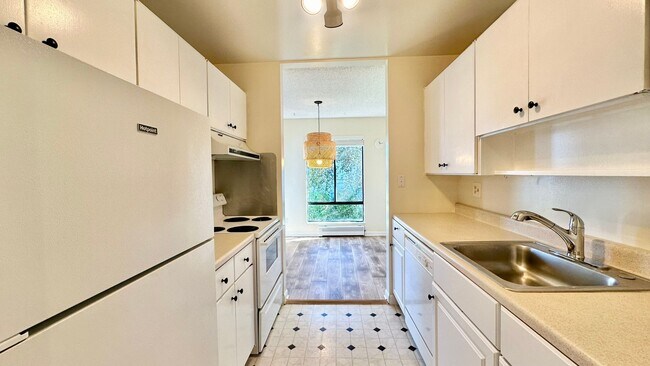 Building Photo - Lovely and Spacious Condo with a Water/Lagoon View and Resort Style Amenities!