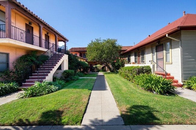 Building Photo - 2 WEEKS FREE!!! Rare 1 Bedroom in a Fantas...