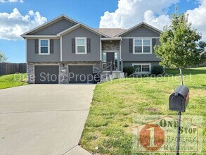 Building Photo - Brand NEW gorgeous 4 bedroom, 3 bath home ...