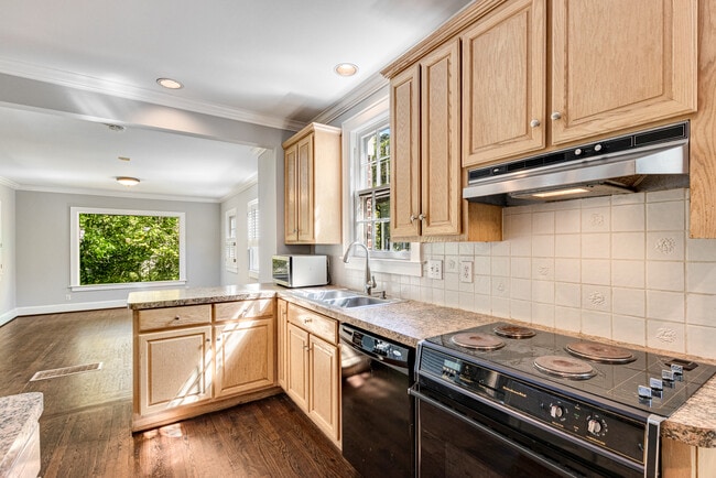 Building Photo - 666 Yorkshire Rd NE