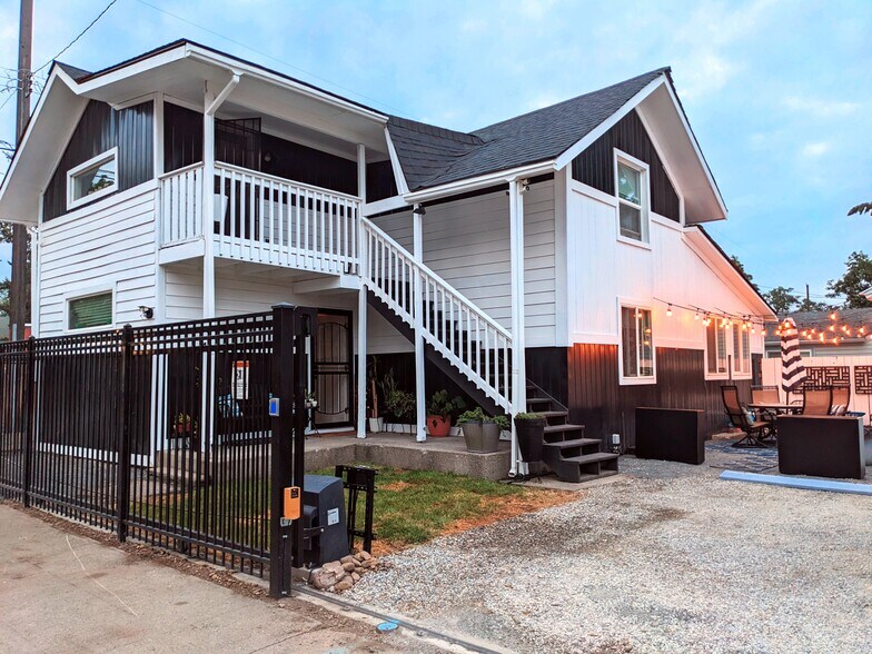 Building Photo - 912 N Chestnut St