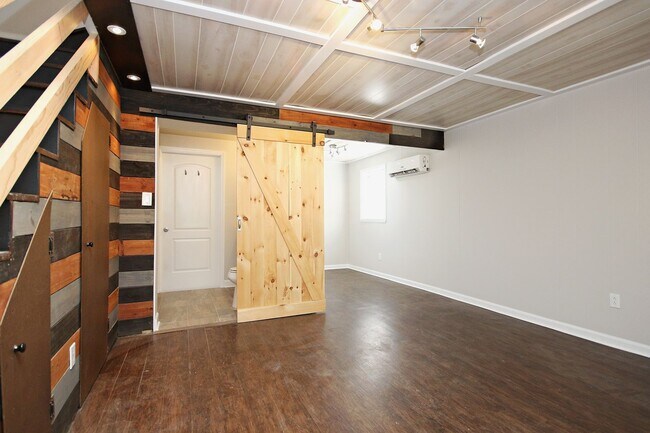 Building Photo - Nicely Updated Duplex Near UVA Medical Center