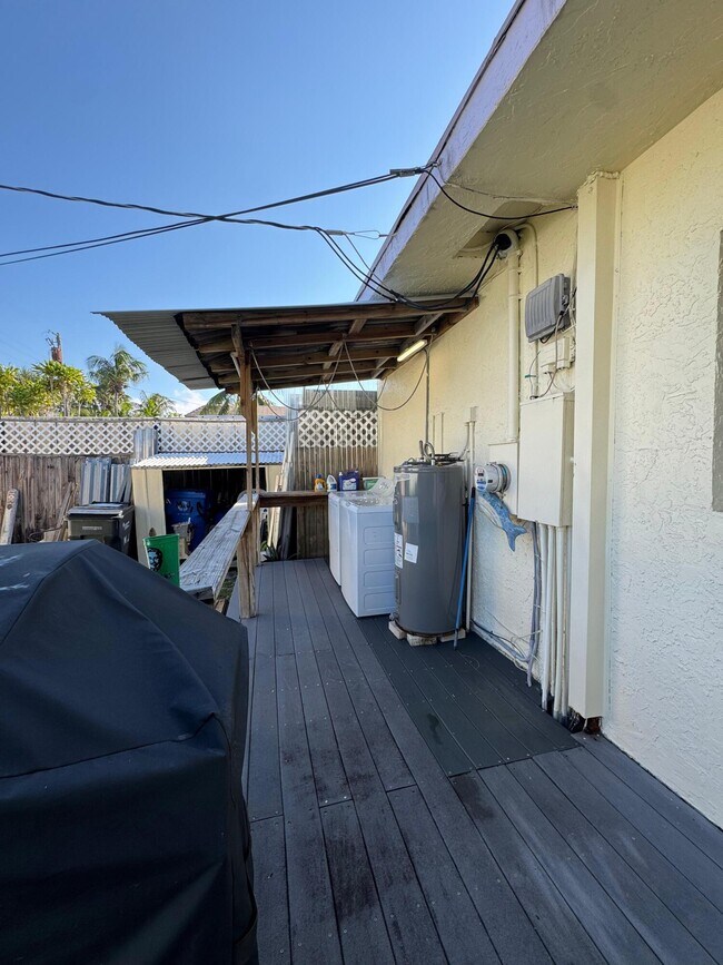 Building Photo - 256 E 24th St