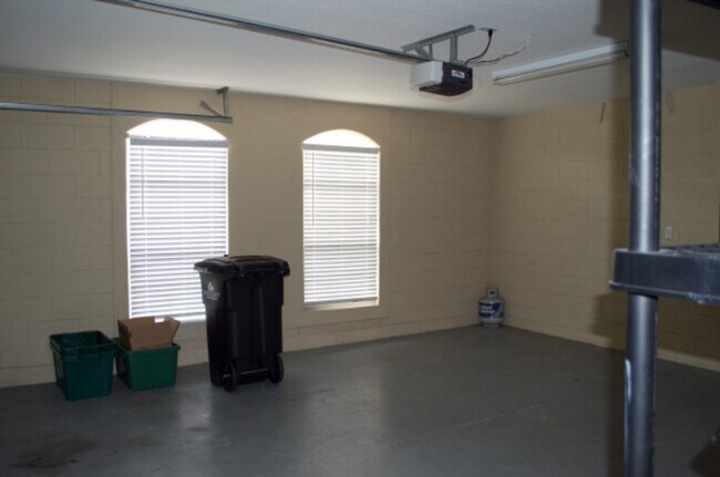 Building Photo - 6220 Hedgesparrows Ln