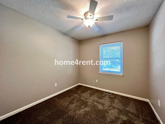 Building Photo - Wonderful Northland Home w/ an Updated Kit...