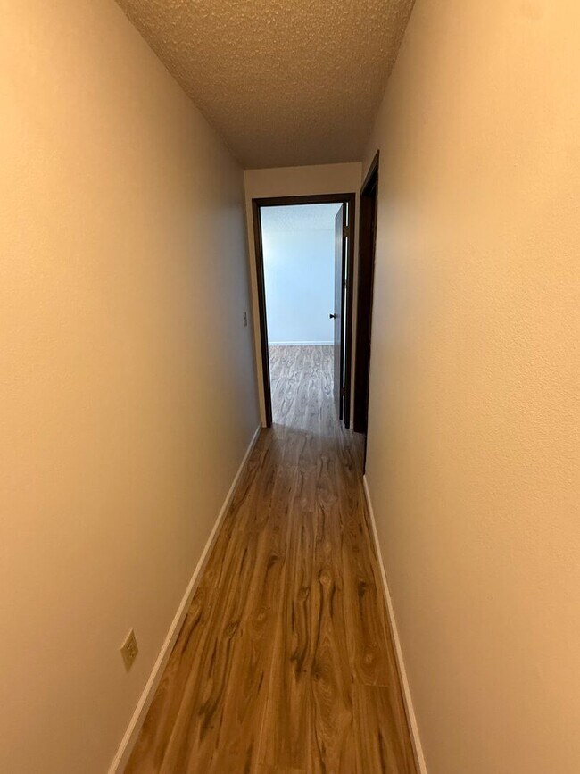 Building Photo - Spacious Single-Level Living with Retro Charm, Private Garage & Abundant Storage